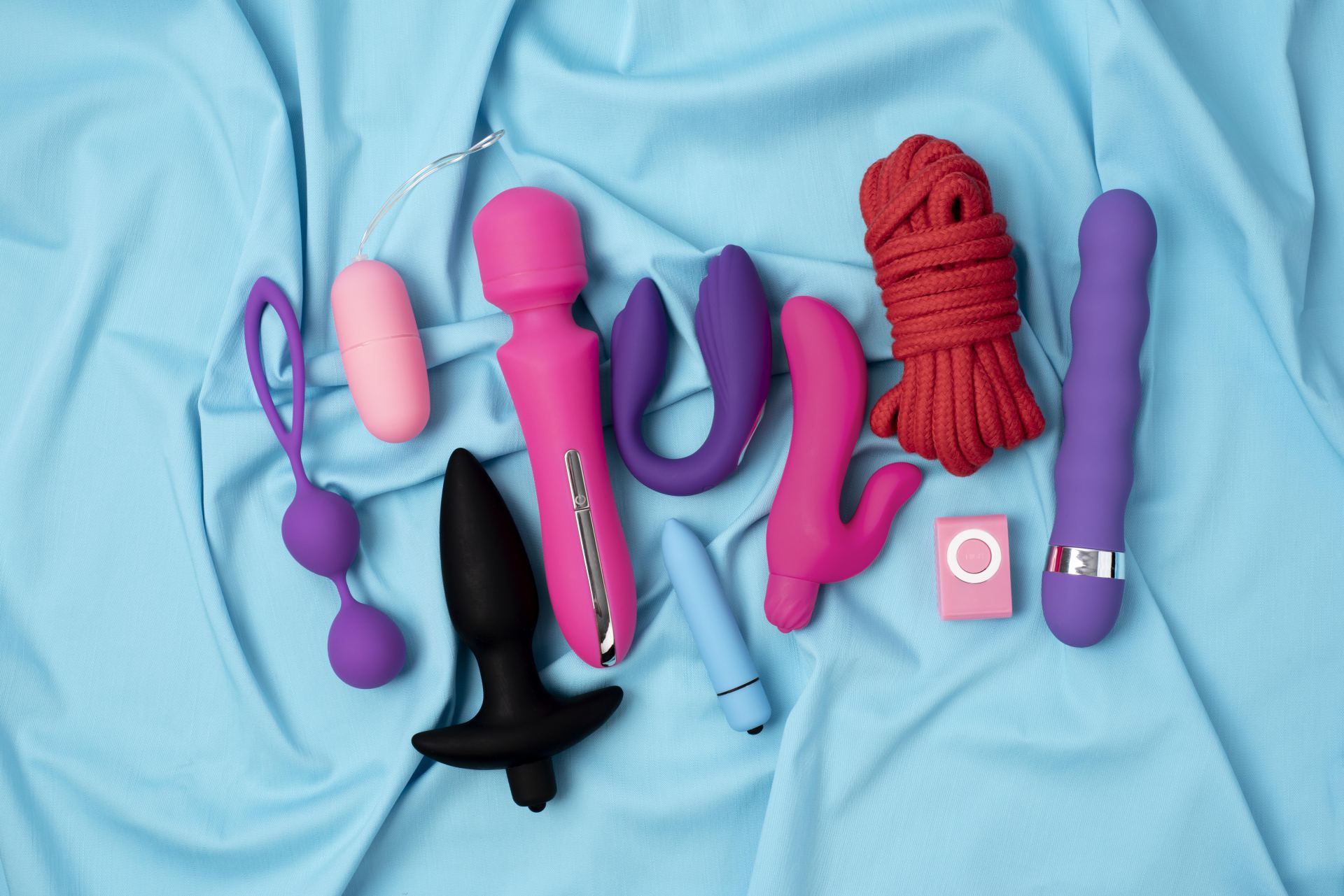 Sextoy verzameling op blauw kleed