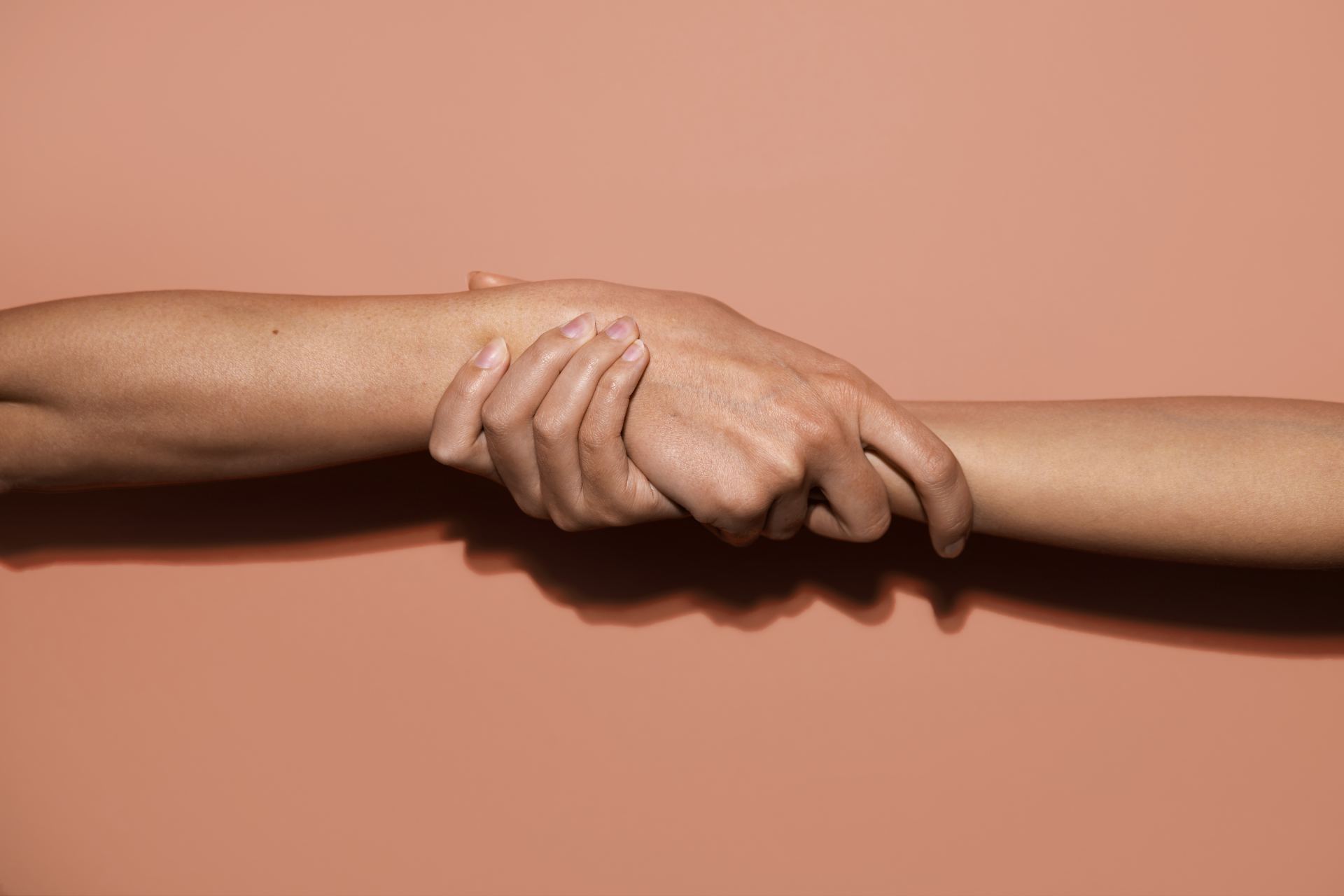 Twee handen die elkaar vasthouden