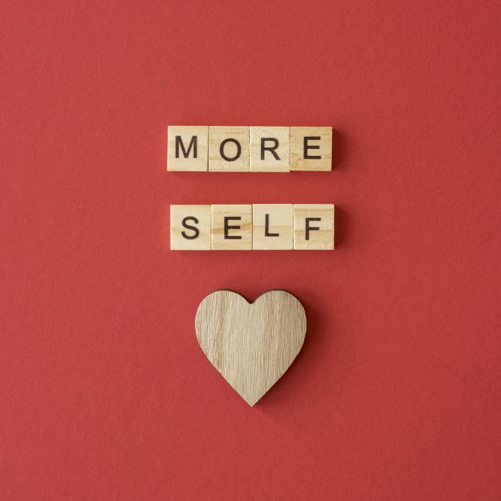 Letterblokjes die self love spellen