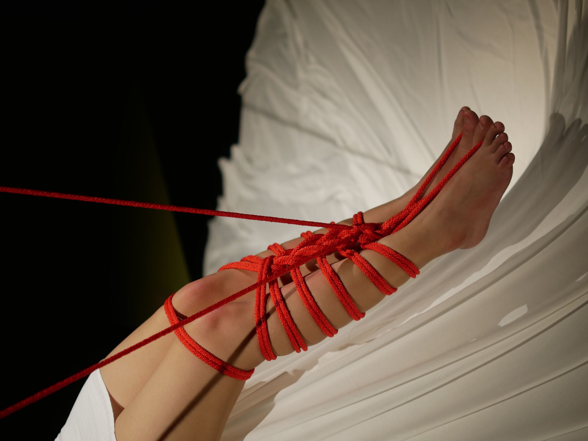 Shibari techniek bij vrouw haar onderbenen