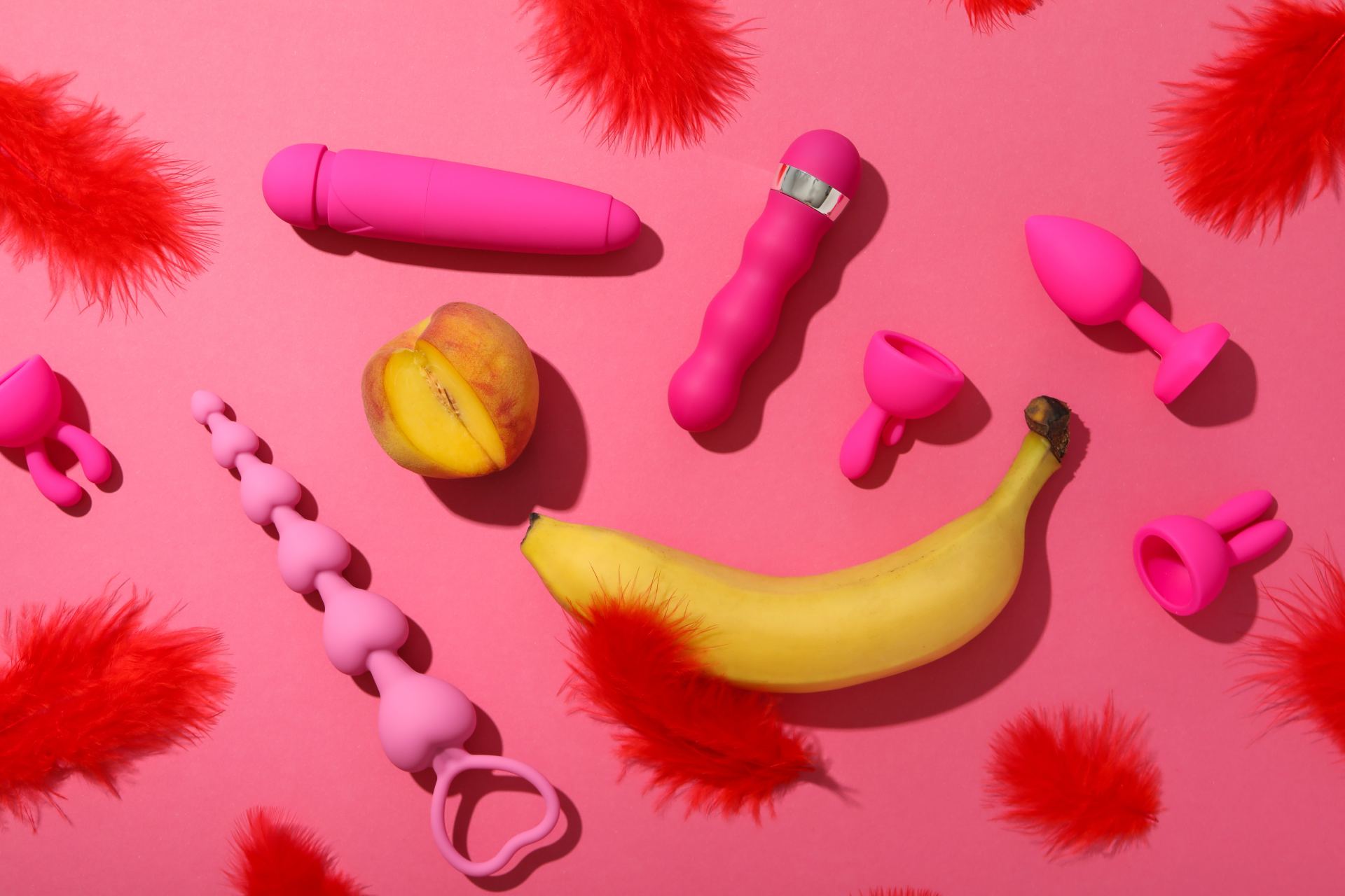 Sex toy collectie met roze achtergrond