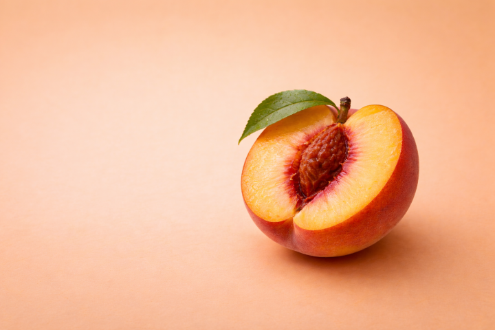 Opengesneden perzik op oranje achtergrond