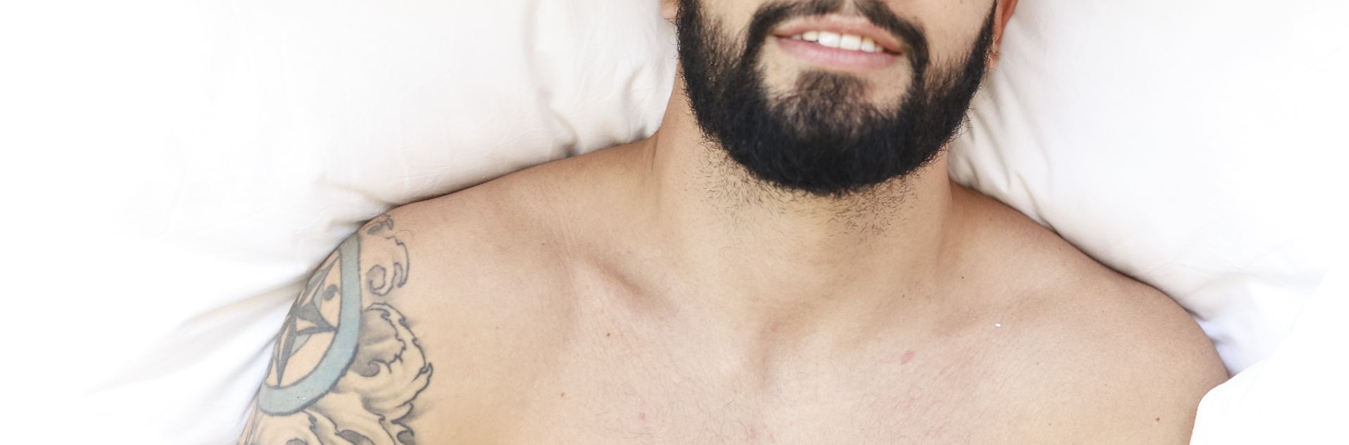 Man in bed met dekbed