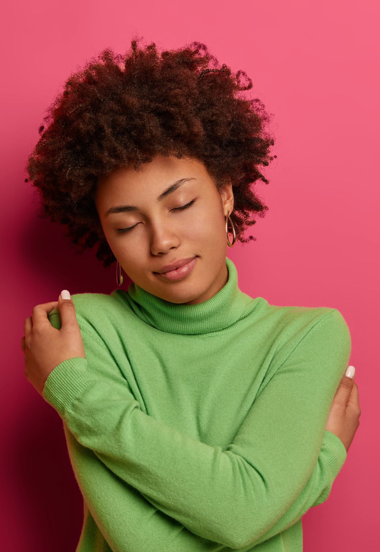 Vrouw die zichzelf knuffelt