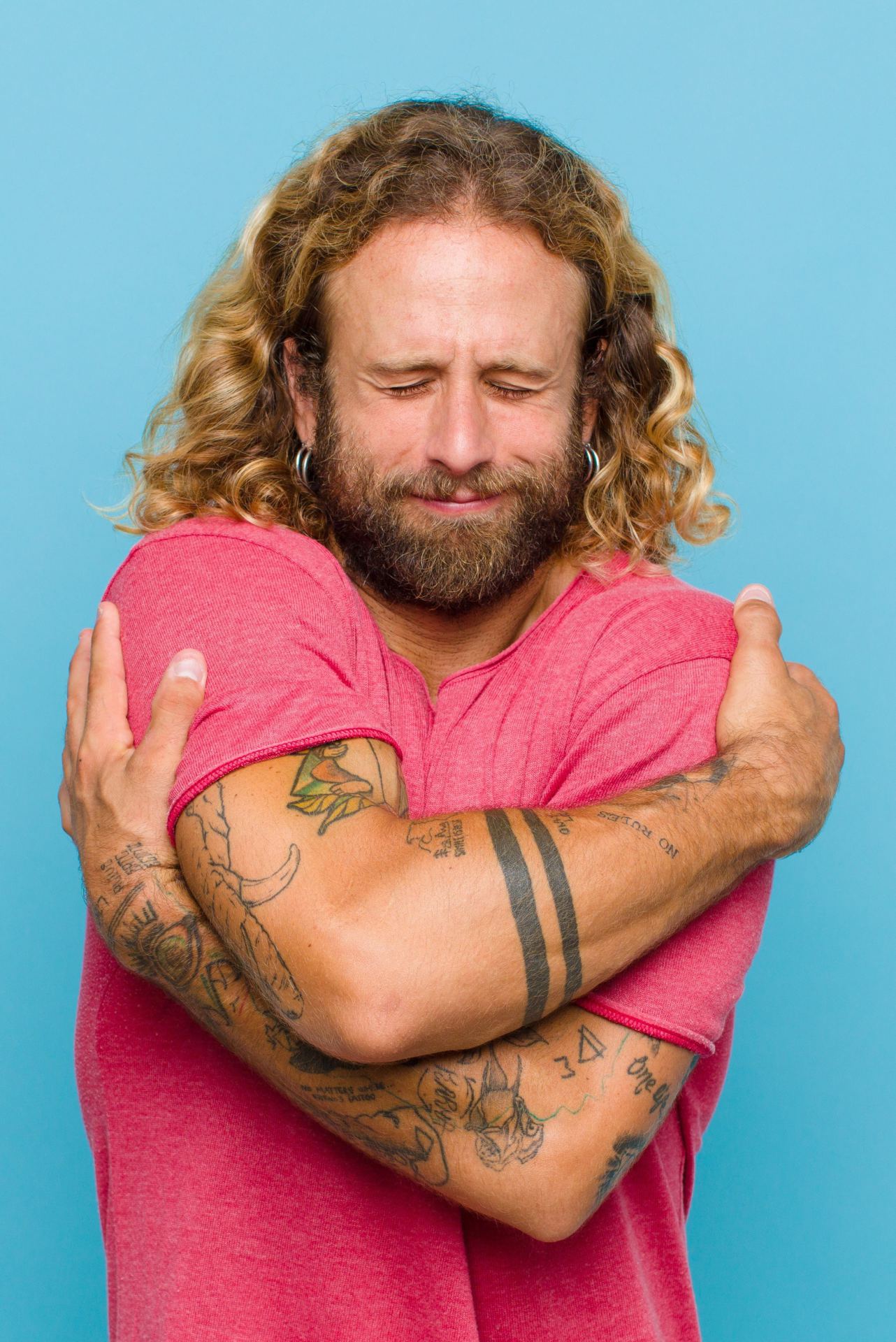 Een man die zichzelf knuffelt