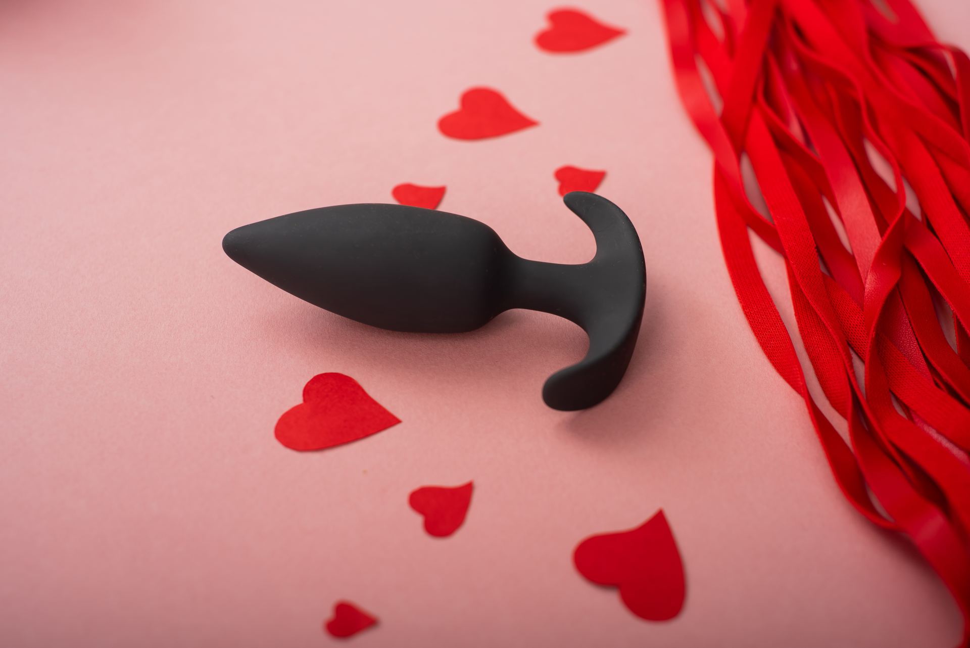 Buttplug met papierenhartjes op achtergrond