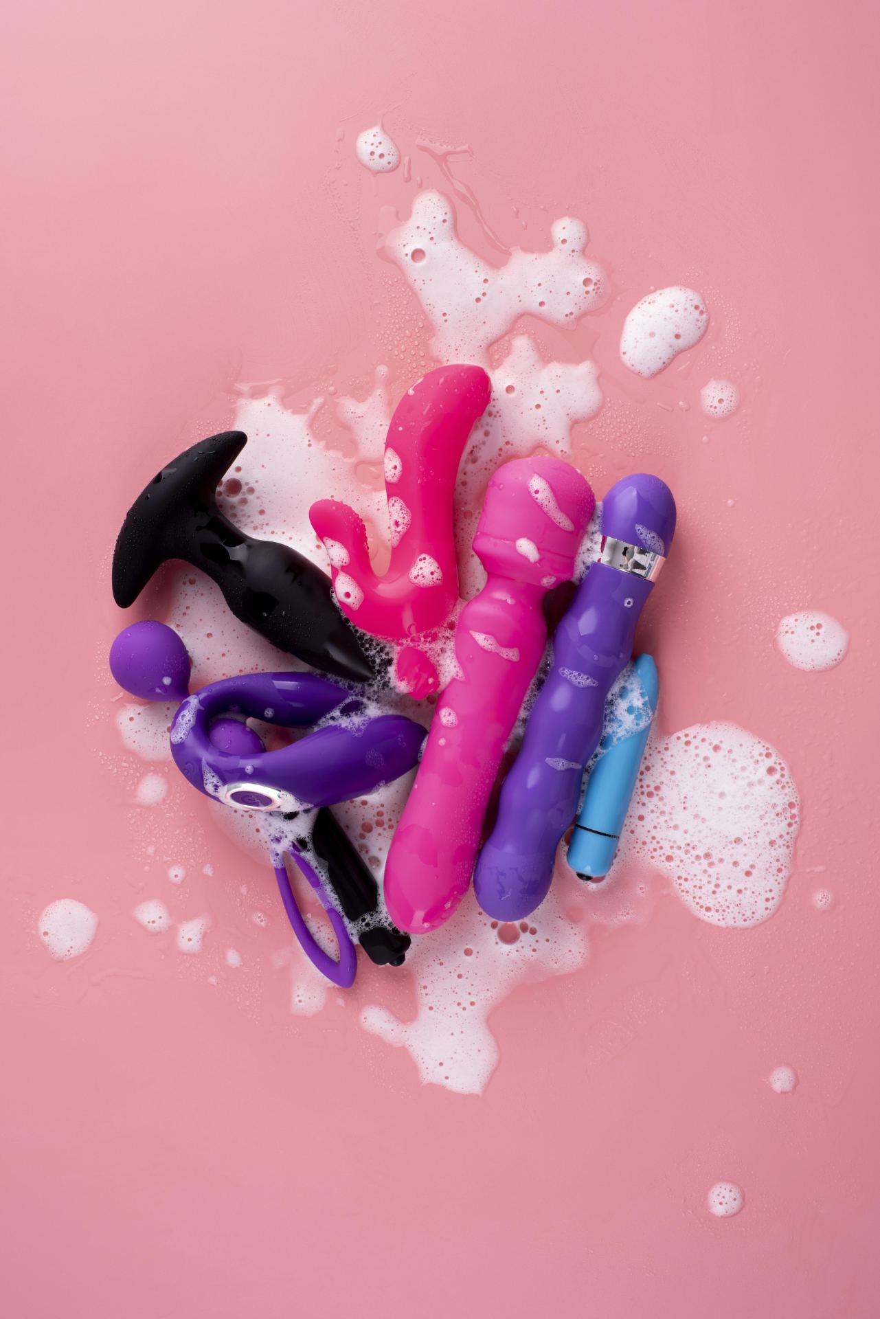 Diverse sextoys in een laagje zeep